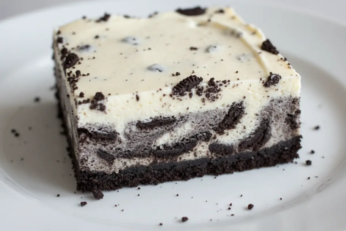 No bake Oreo cheesecake bars with creamy filling